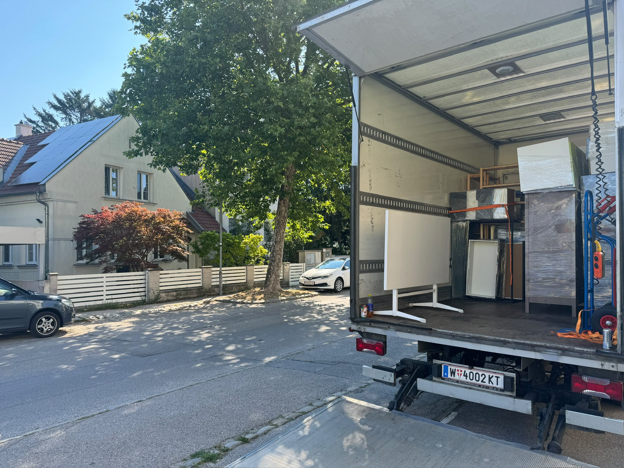 Sorgfältig beladener Umzugs-LKW mit gesicherten Möbeln
