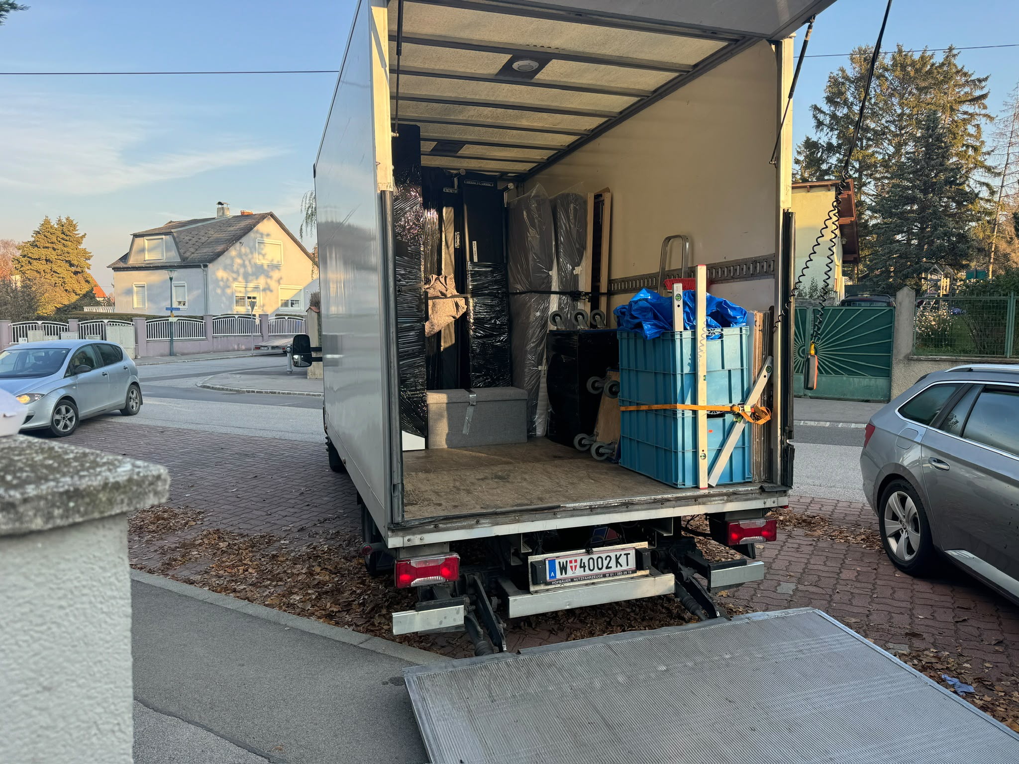 Sicher beladener Umzugs-LKW mit Transportboxen und Sackkarren