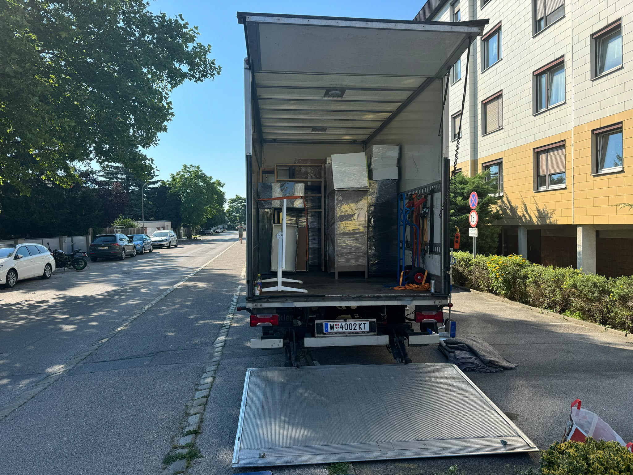 Sorgfältig beladener Umzugs-LKW mit gesicherten Möbeln
