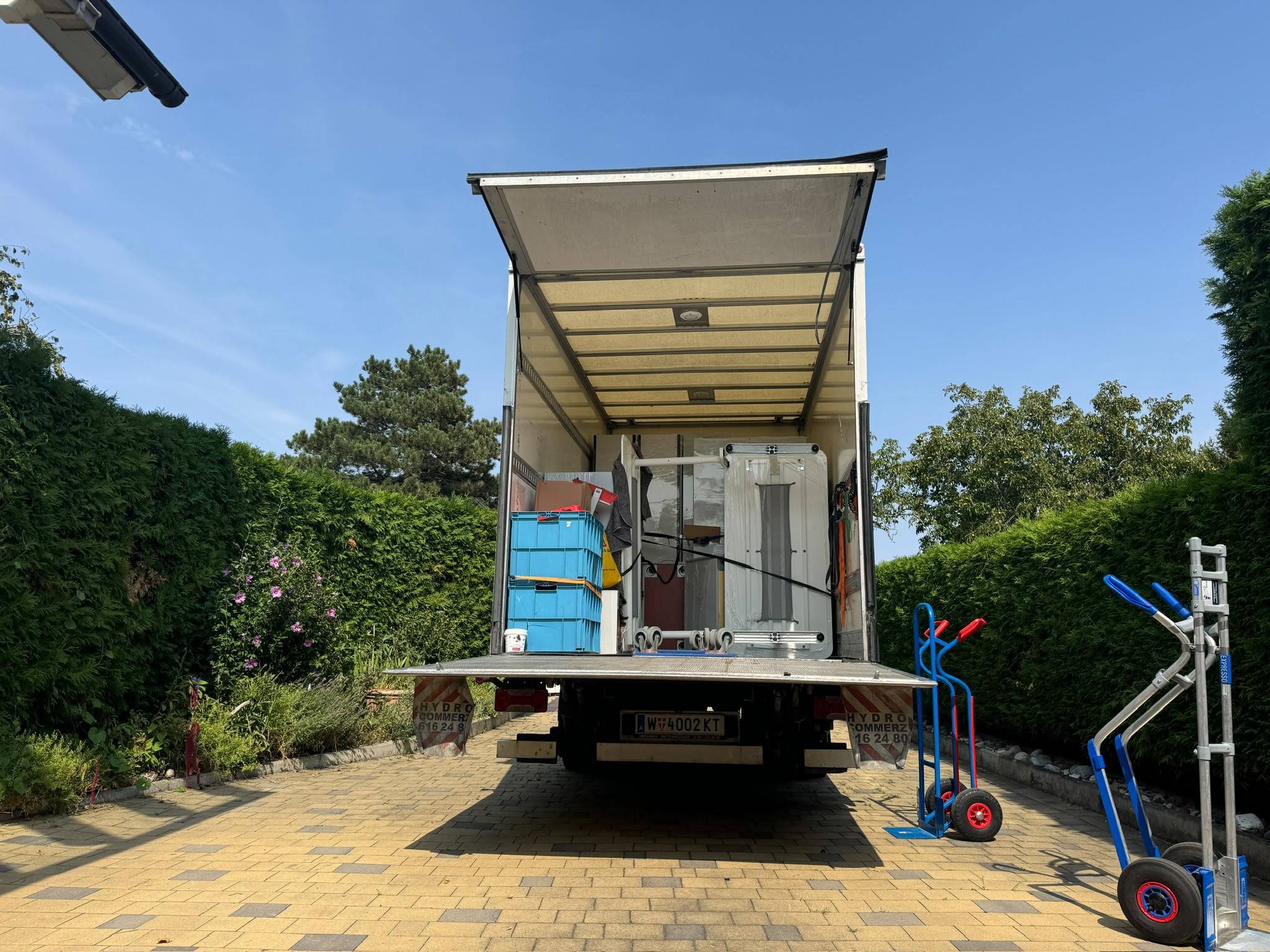Sicher beladener Umzugs-LKW mit Transportboxen und Sackkarren
