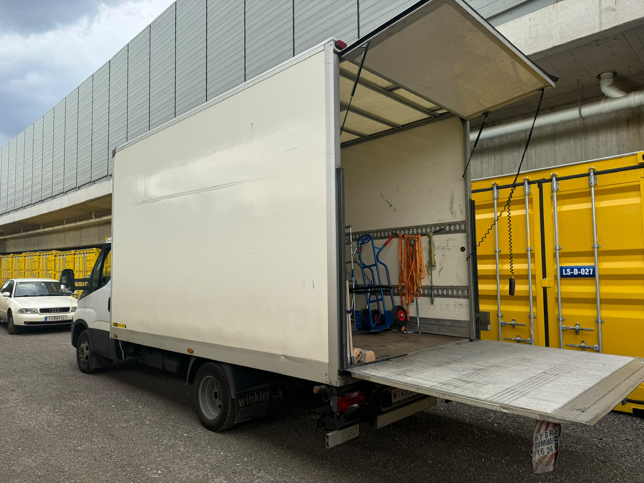 Umzugs-LKW von UmzugSM mit Hebebühne und Ausrüstung