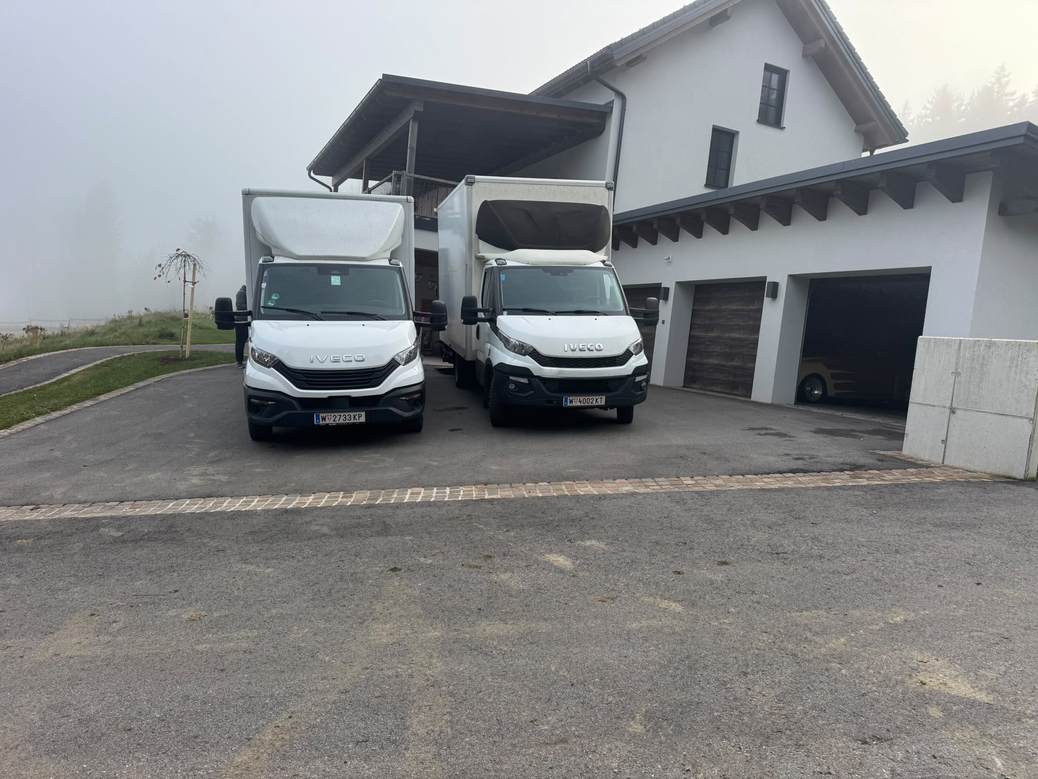 Umzugs-LKW mit Wiener Kennzeichen, offener Hebebühne und Sackkarren bei einem Umzug